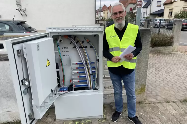 Harald Weber neben einem der ersten Netzverteiler an der Theodor-Heuss-Stra&szlig;e. 