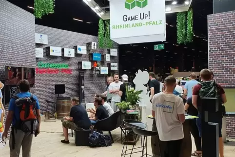 Am Gemeinschaftsstand von GameUP! Rheinland-Pfalz sind auch Studenten un Absolventen der Hochschule Kaiserslautern vertreten, um