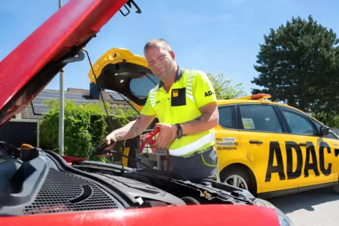 Unterwegs bei jedem Wetter: Ruben Neideck im Auftrag des ADAC. 