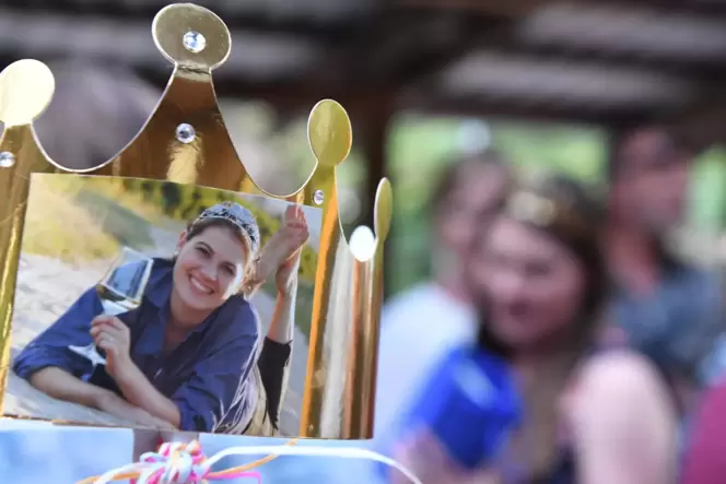 Der Weinadel bleibt – erst einmal. Zu sehen ist die deutsche Weinprinzessin 2021 Saskia Teucke aus Weisenheim am Sand (Kreis Bad Der Weinadel bleibt – erst einmal. Zu sehen ist die deutsche Weinprinzessin 2021 Saskia Teucke aus Weisenheim am Sand (Kreis Bad