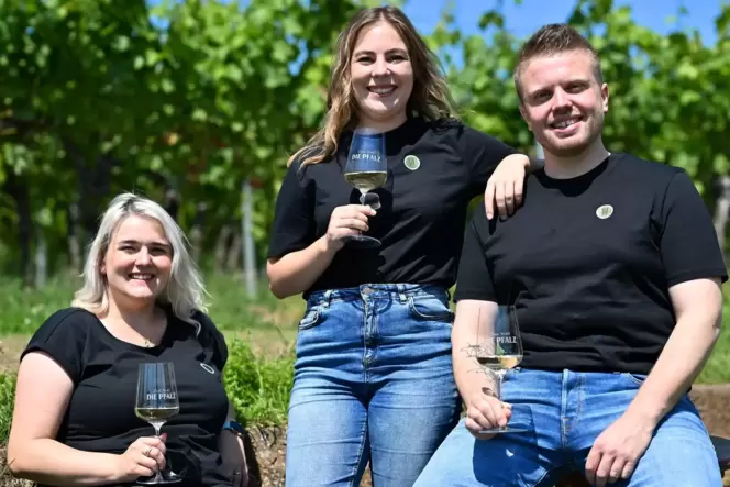 Die Weinhoheiten-Bewerber: Lara Karr, Denise Stripf und Manuel Reuther (von links) – kurz galten sie als Weinbotschafter Aspiran Die Weinhoheiten-Bewerber: Lara Karr, Denise Stripf und Manuel Reuther (von links) – kurz galten sie als Weinbotschafter Aspiran
