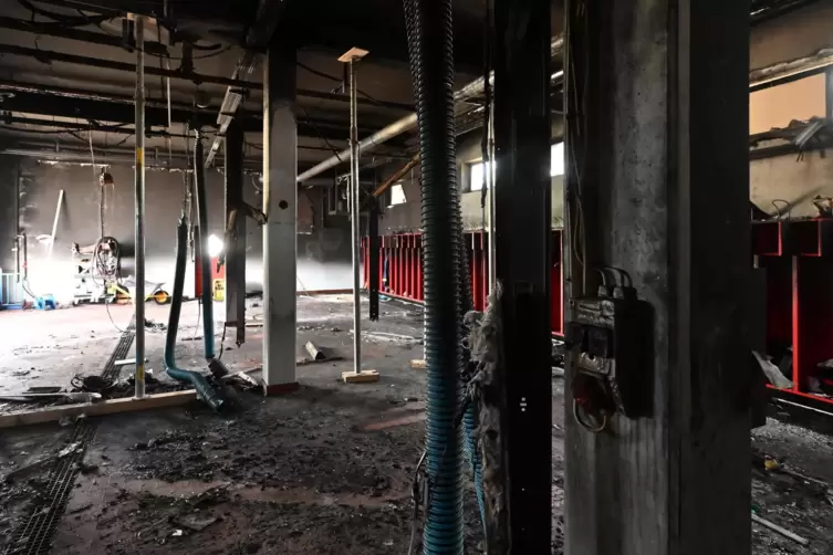 Blick in die Halle: St&uuml;tzen stabilieren die Decke. Ob sie entfernt werden muss, wird ein Statiker pr&uuml;fen. 