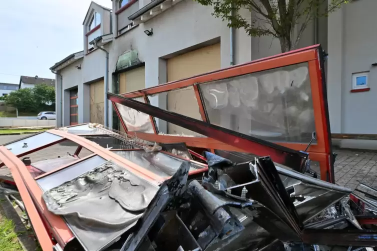 Mit einer Seilwinde entfernten die Wehrleute die Rolltore, deren Scheiben durch den Brand geschmolzen sind. 