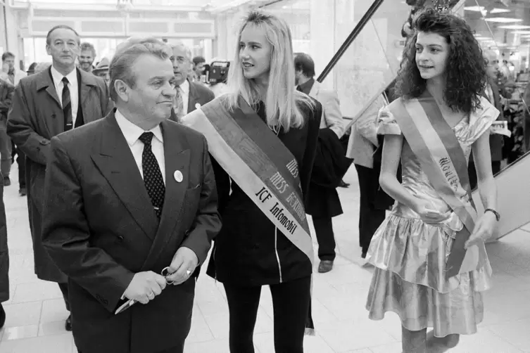 1992: Der damalige Oberb&uuml;rgermeister Werner von Blon er&ouml;ffnet die Hallplatz-Galerie mit Miss Germany Meike Schwarz (heute Weinma
