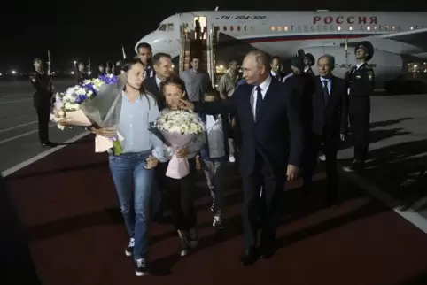 Mama, wer ist der Mann? Die Kinder (beide verpixelt) der russischen Spionin Anna Dulzewa sprechen weder Russisch noch wussten si