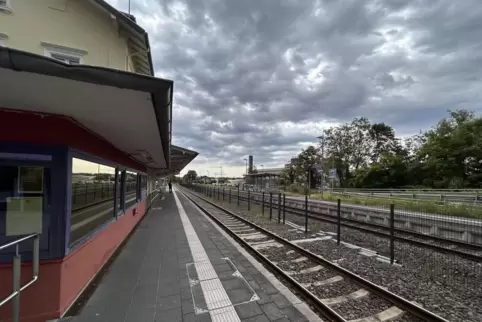 Gähnende Leere am Bahnsteig – und dann fällt auch noch der Zug in Richtung Karlsruhe aus.