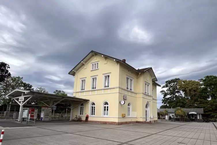 Das Bahnhofsgeb&auml;ude wurde um1860 errichtet.
