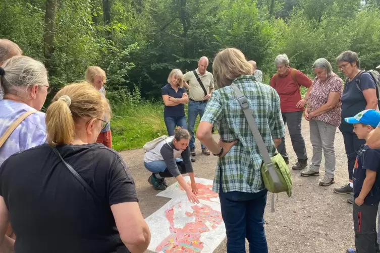 Revierf&ouml;rsterin Isabelle Behret zeigt den Teilnehmern des Nabu-Waldspaziergangs auf gro&szlig;en Karten, welche Bereiche zu ihrem Fors