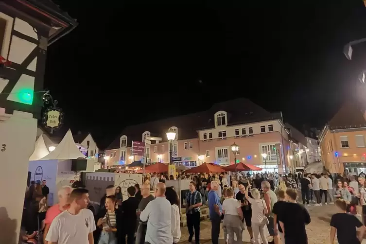 Gem&uuml;tliches Ambiente mit dem Einsetzen der Dunkelheit: das Residenzfest 2023. 