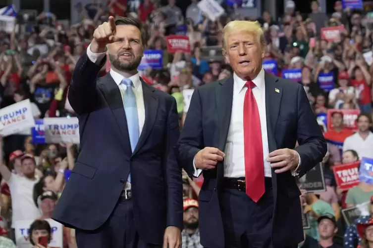 J.D. Vance und Donald Trump liegen in den Umfragen aktuell vor vor dem Kandidatenteam der Demokraten. 