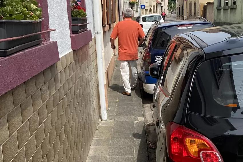Roland Ipach zeigt, wie eng es auch in der Straße Zum Ordenswald ist.