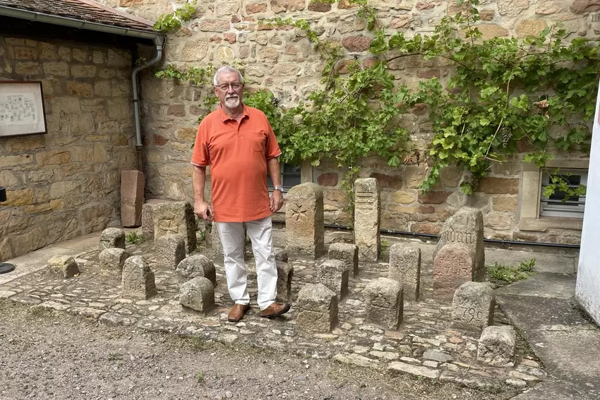 Schmuckstück Herrenhof: Roland Ipach zeigt die von Karl Adams gesammelten Grenzsteine.