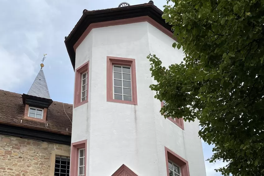 Hingucker im Herrenhof: der Storchenturm.