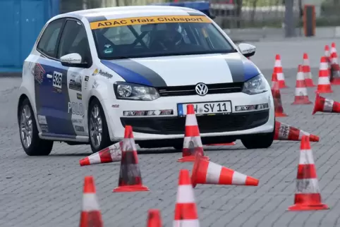 Keine Hütchen umwerfen und möglichst schnell fahren lautet die Aufgabe beim Automobilslalom. 