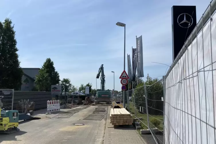 Zur Sackgasse geworden: die abgesackte Stra&szlig;e im Gr&uuml;nstadter Gewerbegebiet. 