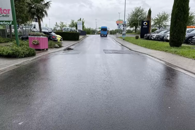 Vor Beginn der Bauarbeiten: sichtbare Delle in der Ferdinand-Porsche-Stra&szlig;e. 
