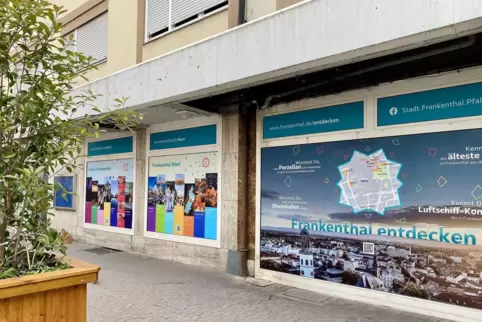 Hölzerne Pflanzenkübel und bunte Schaufensterfolie kaschieren seit einigen Monaten den Leerstand in der früheren Ihr-Platz-Filia