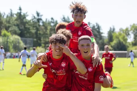 Devran Deniz Aslan (links) von der U17 des FCK feiert mit seinen Mitspielern das Tor zum 2:1.