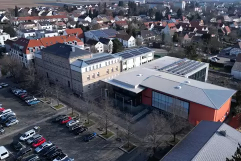 Die Schule braucht mehr Platz. 