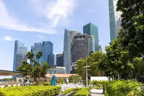 Singapur ist ein faszinierendes Land, das für seine Sauberkeit, Effizienz und Vielfalt bekannt ist. Wer sich nicht an die Vorgab