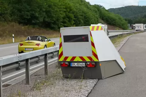 Dieser „Blitzer“ stand im August 2020 an der B10 bei Hinterweidenthal im Kreis Südwestpfalz.
