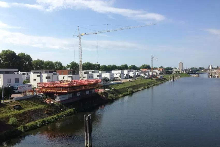 Die Uferbebauung gehört zu den teuersten Wohnlagen der Stadt.