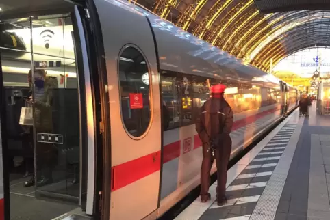 Der Frankfurter Hauptbahnhof ist von Mannheim aus per ICE mit 10-Euro-Tickets erreichbar. 