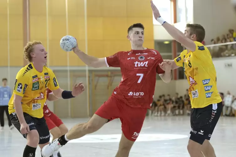 Alexander Schmitt sieht einen guten Mix bei den Eulen, hier der junge Mihailo Ilic beim Wurf im Testspiel gegen die Rhein-Neckar