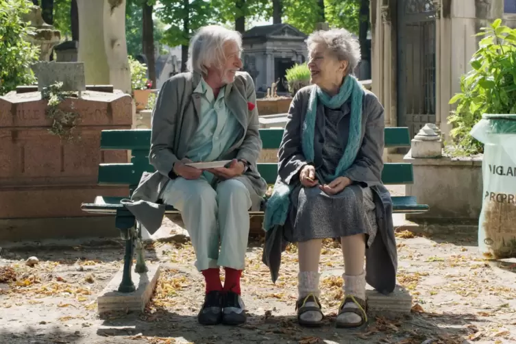 Pierre Richard mit Emmanuelle Riva in &bdquo;Barfu&szlig; in Paris&ldquo;.