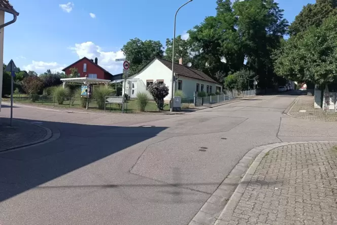 Die Raiffeisenstraße mutet wie eine Vorfahrtsstraße an. Es gilt aber rechts vor links. Die Raiffeisenstraße mutet wie eine Vorfahrtsstraße an. Es gilt aber rechts vor links.