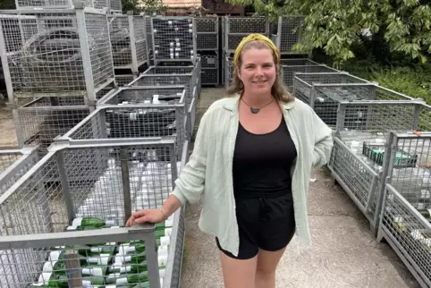 Im Hinterhof des Weinguts sammeln die Geisslers das zurückgegebene Leergut nach Glasfarbe und Flaschenform getrennt. Dann gehen 