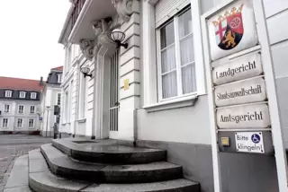 Weil ein Pärchen Polizisten angegriffen haben soll, muss es sich vor dem Amtsgericht in Zweibrücken verantworten. 
