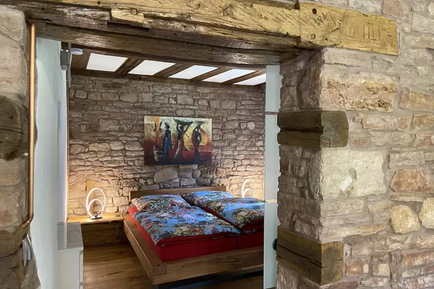 Ein Sturz prangt über dem Eingang zum Schlafzimmer in der Ferienwohnung.