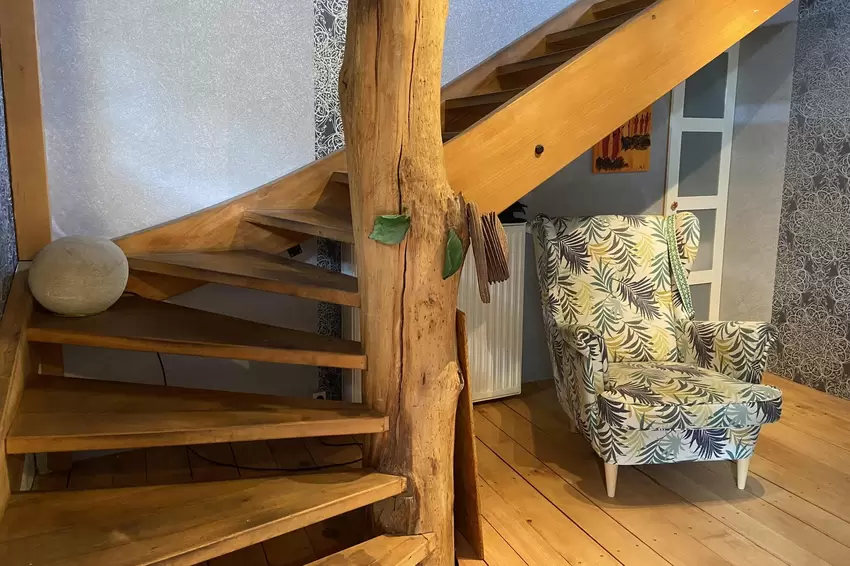 Ein Baumstamm als Treppenpfosten.