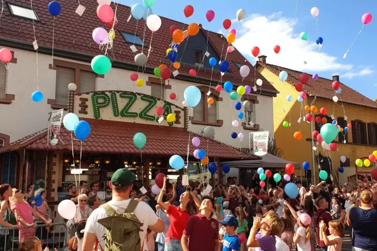 Beliebt bei Gro&szlig; und Klein: der Luftballonweitflugwettbewerb am Kerwe-Montag.