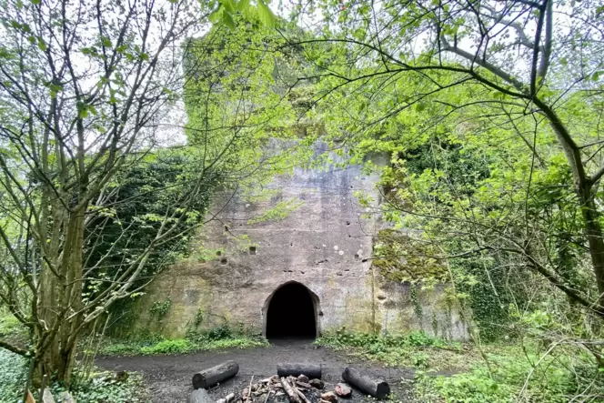 Eine künstlich geglättete Felswand, eine Felsenkammer, Felsentreppen, ein paar Buckelquader: Von Neukastel hat sich nicht viel e Eine künstlich geglättete Felswand, eine Felsenkammer, Felsentreppen, ein paar Buckelquader: Von Neukastel hat sich nicht viel e