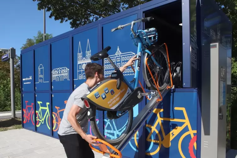 Es gibt zw&ouml;lf Fahrradgaragen, drei mit E-Ladem&ouml;glichkeit. Stefan Grewenig, Sachgebietsleiter Mobilit&auml;t und &Ouml;PNV, stellt sie vor.