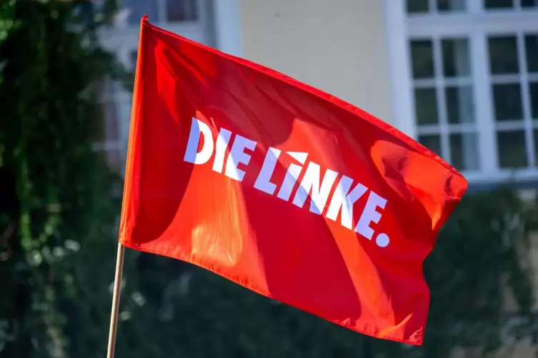  Der einstigen Ostpartei gehen auch in den neuen Bundesl&auml;ndern die Anh&auml;nger von der Fahne. 