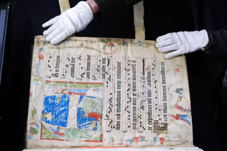  Ein Chorbuch aus dem Mittelalter wird unter einem Spezialscanner exakt ausgelegt f&uuml;r die Digitalkamera. 