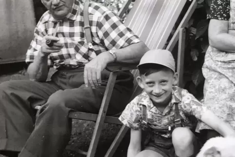 Dieter R. Fuchs 1961 mit seinem Großvater Fritz Bauer in Zweibrücken im Garten. 