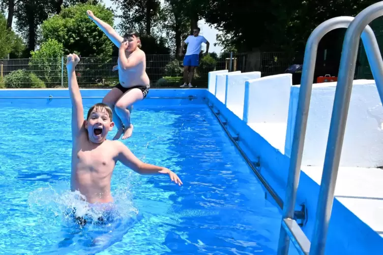 Bietet gro&szlig;en Badespa&szlig; im kleinsten Weindorf: das Schwimmbad in Duttweiler.