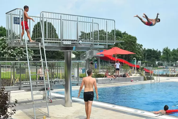 Verspricht mit Sprungturm und einer Kletterwand &uuml;berm Wasser genug M&ouml;glichkeiten, sich auszupowern: das Kalmitbad in Maikammer. 