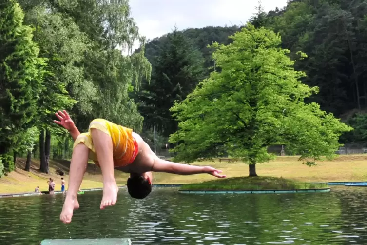 Verbindet Schwimmbadelemente mit Weiher-Atmosph&auml;re: der Badeweiher Weidenthal