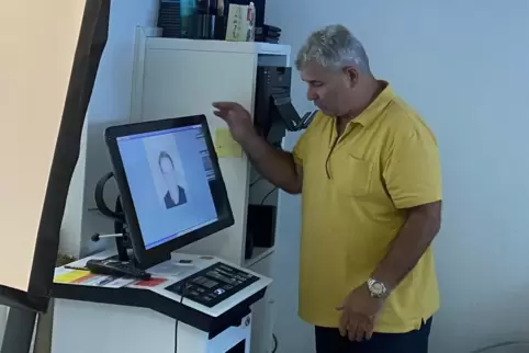 „Ich mach’ hauptsächlich Passfotos“, sagt Mario Facco. Deshalb bereiten ihm die Pläne der Stadt Sorgen. Die will einen eigenen P „Ich mach’ hauptsächlich Passfotos“, sagt Mario Facco. Deshalb bereiten ihm die Pläne der Stadt Sorgen. Die will einen eigenen P