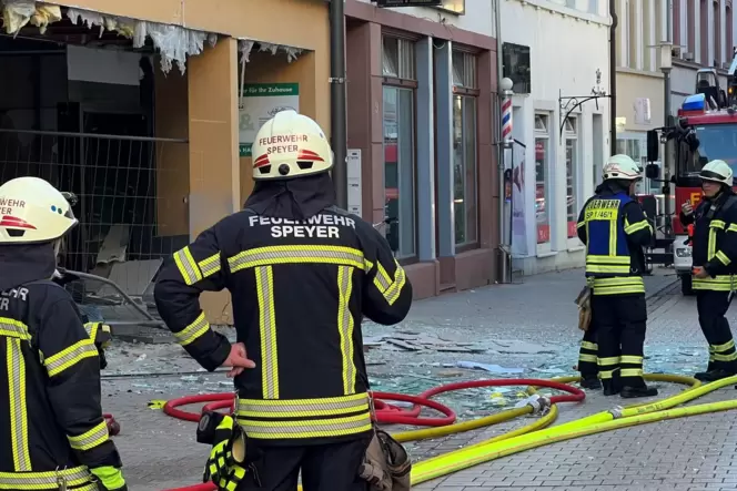 Bild der Verwüstung: Am 25. August 2022 kommt es im ehemaligen »Stoffhaus« in der Wormser Straße zu einer Explosion. Ein Handwer
