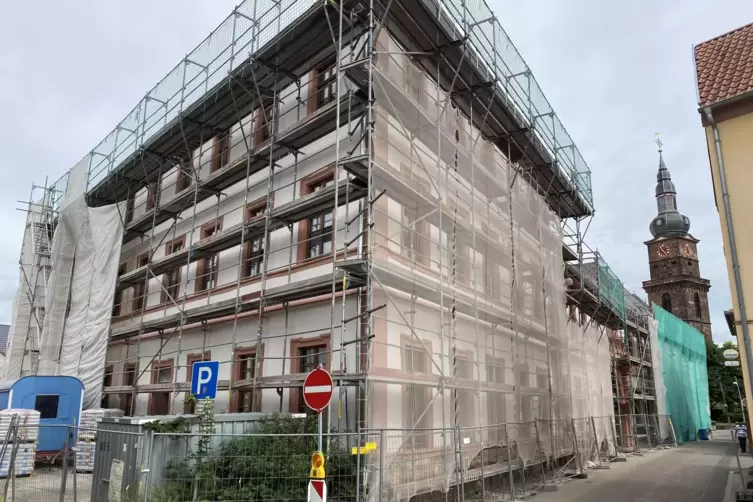 Mit der Modernisierung des Stadions steht der Stadt ein &auml;hnliches Mammutprojekt bevor wie die Sanierung des Leininger Oberhofs.