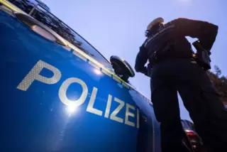 Die Polizei ermittelt wegen Hausfriedensbruchs, Diebstahls, Sachbeschädigung und Widerstands gegen Vollstreckungsbeamte.