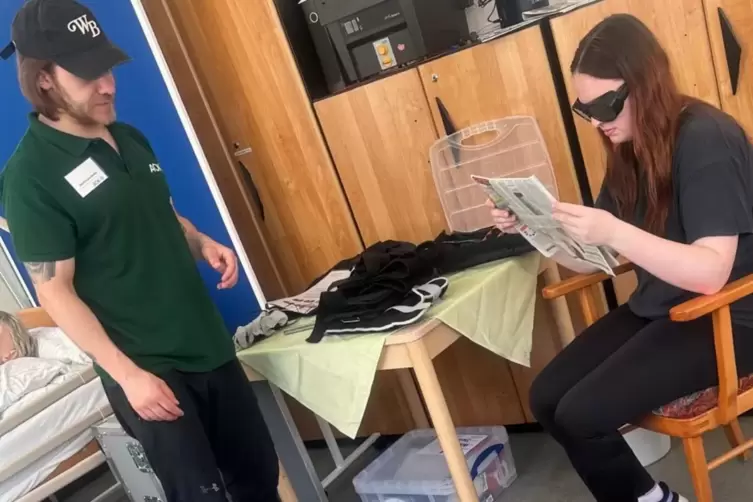 Westpf&auml;lzer Auszubildende testen ihre F&auml;higkeiten im Altersanzug. Eine wertvolle Erfahrung f&uuml;r die PFlege von morgen. 