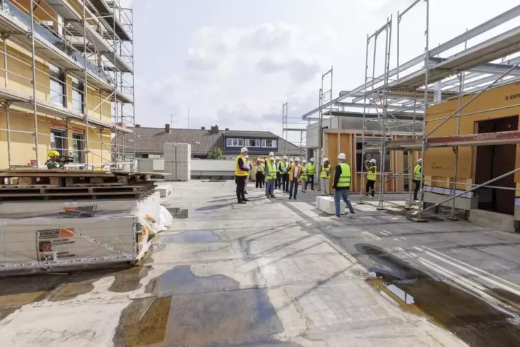 Die Dachterrasse mit weitem Blick: Sie soll von allen Mietern genutzt werden k&ouml;nnen und ist in zwei Bereiche geteilt. 