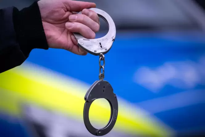 Kurzzeitig in Polizeigewahrsam: ein Mann, der im vergangenen Monat in Kusel eine Frau attackiert haben soll. Die Ermittlungen si Kurzzeitig in Polizeigewahrsam: ein Mann, der im vergangenen Monat in Kusel eine Frau attackiert haben soll. Die Ermittlungen si
